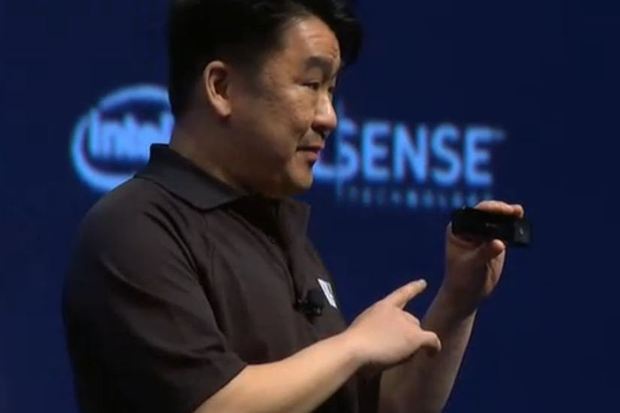 IDF 2016 행사에서 인텔 CEO가 유클리드 컴퓨터를 소개하고 있다.