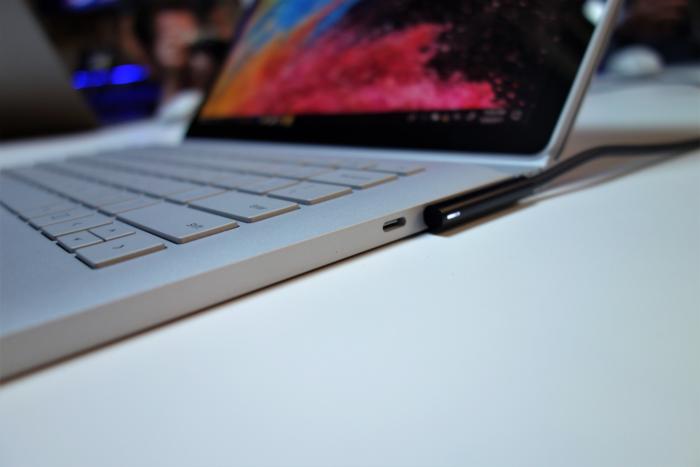 서피스 북 2의 서피스 포트 바로 옆에는 새로운 USB-C 포트가 있다.