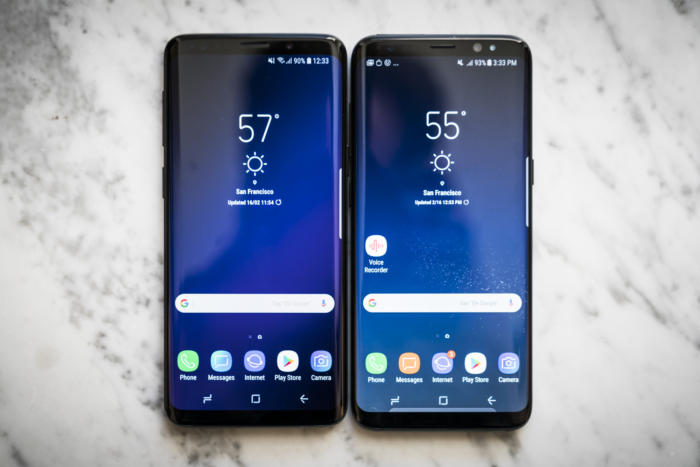 갤럭시 S9(왼쪽)은 갤럭시 S8(오른쪽)보다 길이가 더 짧지만, 디스플레이 크기는 똑같은 5.8인치다.